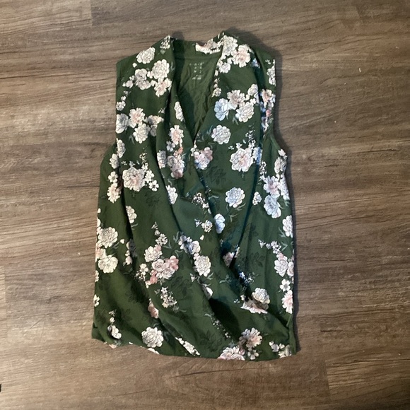 🍀 4/$20 Green, floral, wrap top. Size S - Picture 4 of 6